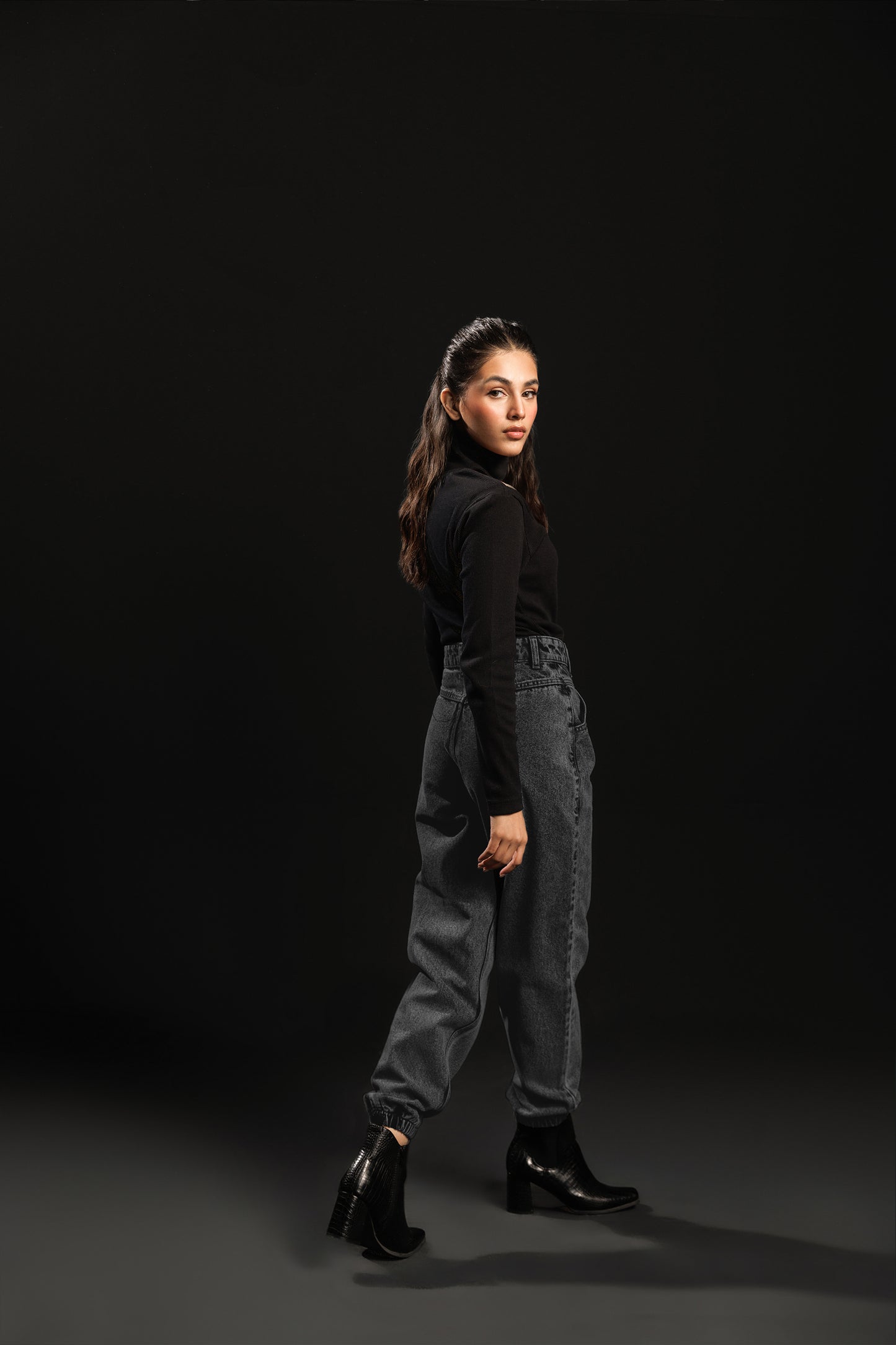 Slouchy Fit Jeans (Black Stone)